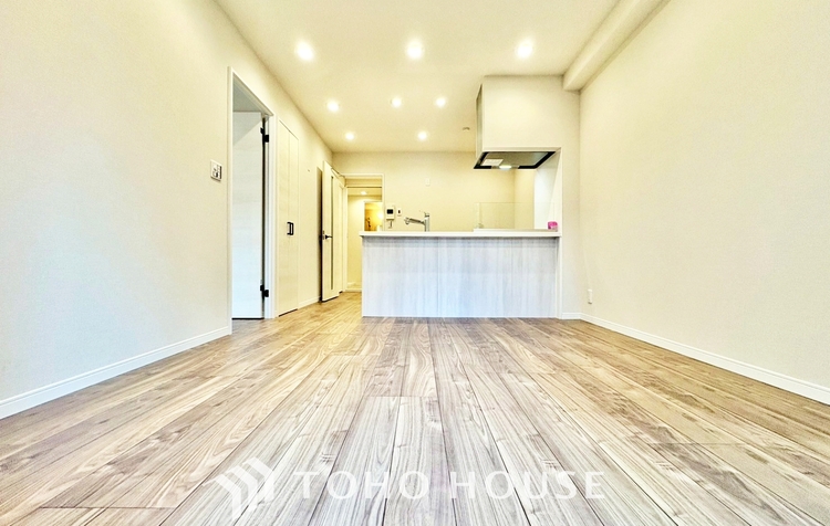 内装 ◆色彩◆この空間に放たれた光は華美なまでに演出されたデザイン。流れる時をより芳醇なコーヒーの様な色彩奏でるアダージョ。そして情景豊かな作品のような暮らしがイメージできる。