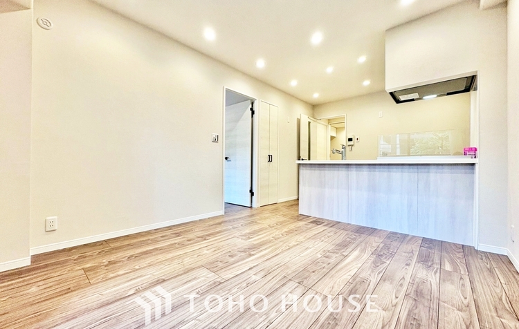 内装 ◆今宵の食卓◆ダウンライトに反射するグラスを眺めながらワインを注ぐ。トクトクと心地いい音をさせながら、フランスの古城を思わせる薫りがたちこめ、とても幸せな時を過ごせる。