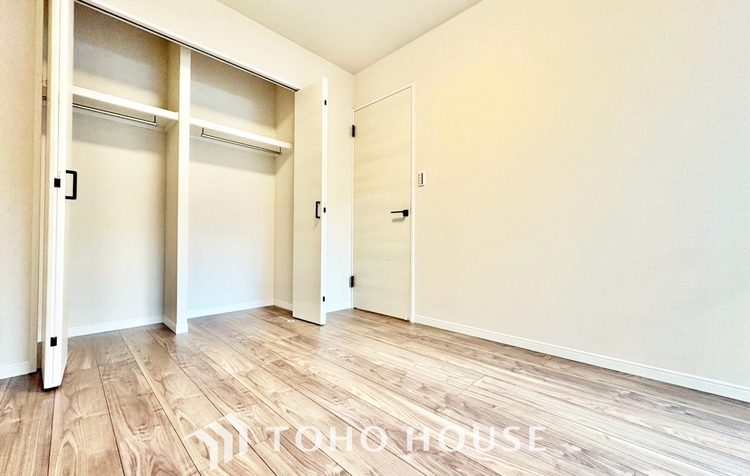 内装 ◆リビングルーム◆そこには目を輝かせ笑顔で見つめてくれる君がいて、「おかえり」の言葉がこだまする。何気ない日々の挨拶は僕にとっては幸せで、同時に君の瞳にも恋している。