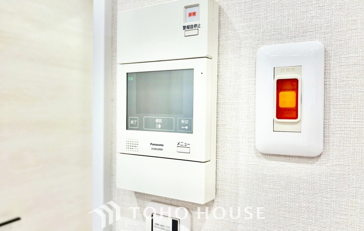 内装 ◆今宵の食卓◆ダウンライトに反射するグラスを眺めながらワインを注ぐ。トクトクと心地いい音をさせながら、フランスの古城を思わせる薫りがたちこめ、とても幸せな時を過ごせる。