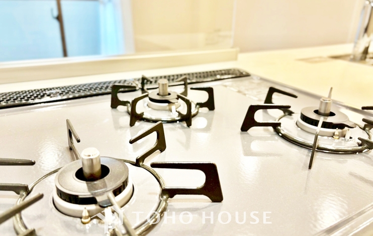 キッチン ◆窓を開けると◆冷涼な風、そよぐリビング。だんらんの場所はここから始まり、ここで終わる。家族の笑顔が集う素敵な場所だから、こだわり抜いた思いが詰まっているのだと思う。