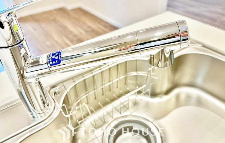 キッチン ◆サンサンと◆差し込む太陽の光がこのリビングに笑いをもたらす。ソファの上のクッションがポカポカした暖気にぬくぬくと微睡んでいる。