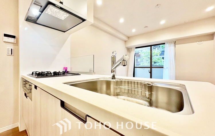 キッチン ◆陽溜まり◆の温もりを感じ、ふわりと寄り添う太陽の妖精たちが自然と僕達を微睡ませる。うとうとしたい訳ではないがそんな時間が嫌いじゃない自分がここにいる。