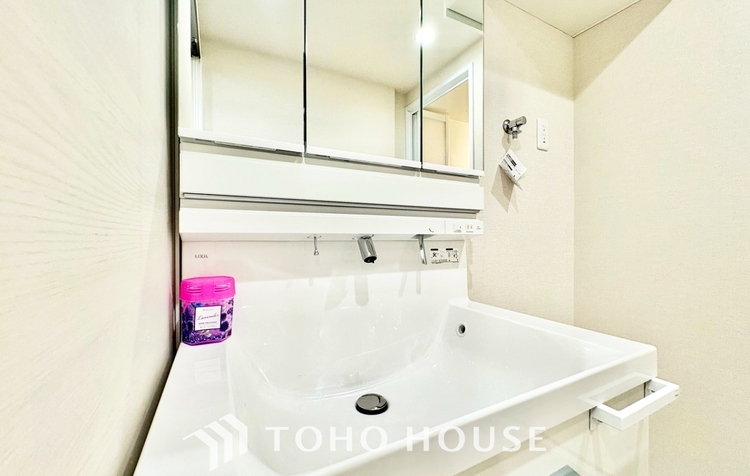 洗面 ◆結ばれた◆玄関ドアを開けるとリビングから聞こえる小走りの足音。靴を脱ぎかけ目の前に立つ君の瞳と交差する。君は微笑みその刹那に心奪われる。佇む僕と君の間に赤い糸が結ばれた。