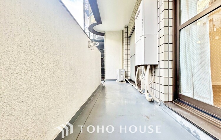 バルコニー ◆窓を開けると◆冷涼な風、そよぐリビング。だんらんの場所はここから始まり、ここで終わる。家族の笑顔が集う素敵な場所だから、こだわり抜いた思いが詰まっているのだと思う。