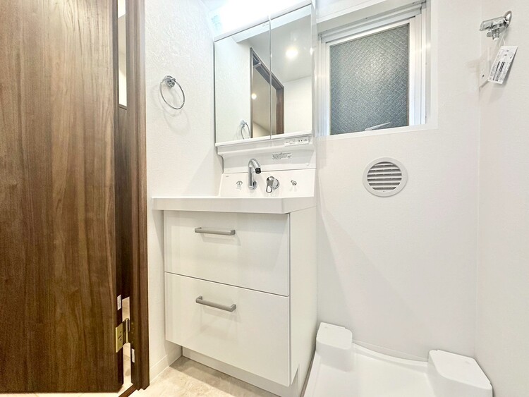 その他 清潔感を感じられる洗面化粧台。