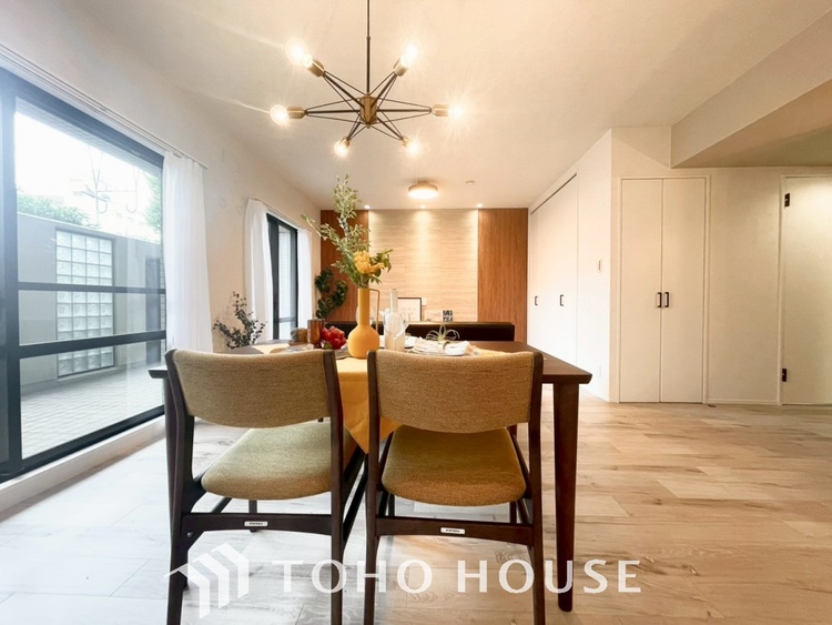 内装 【LIVING】◆眩い◆光が燦々と入り、家族の笑顔を照らす。「いつまでも続いて」と願う夢のような毎日がここにある。