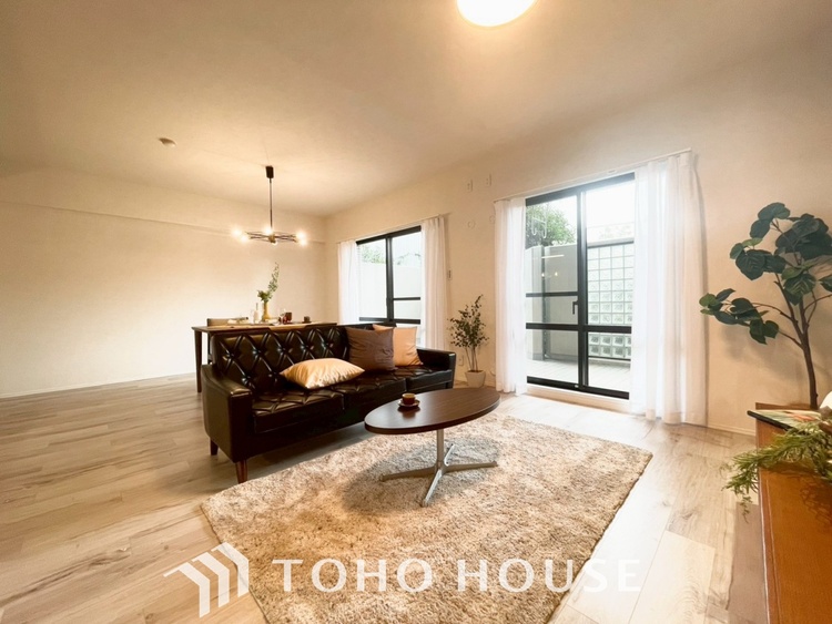 内装 【LIVING】◆陽光◆が差し込む。この開放的なLDKに家族の笑顔が集う。家族が一緒に過ごす空間は明るく、そして居心地よく。