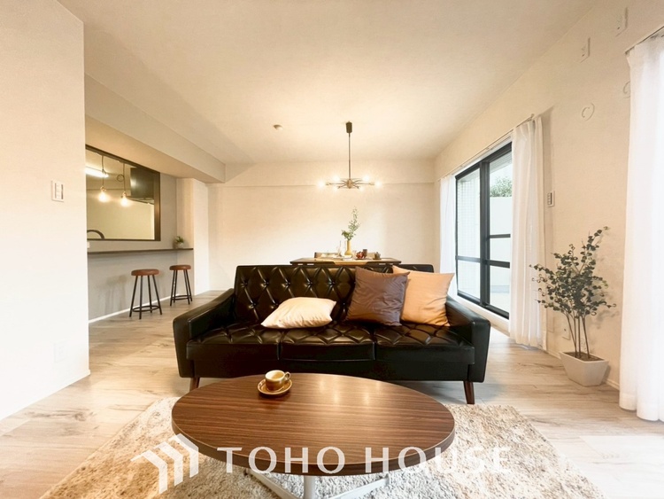 内装 【LIVING】◆扉を◆開くとこの景色。家族の”おかえり”の声が聞こえてきそう。