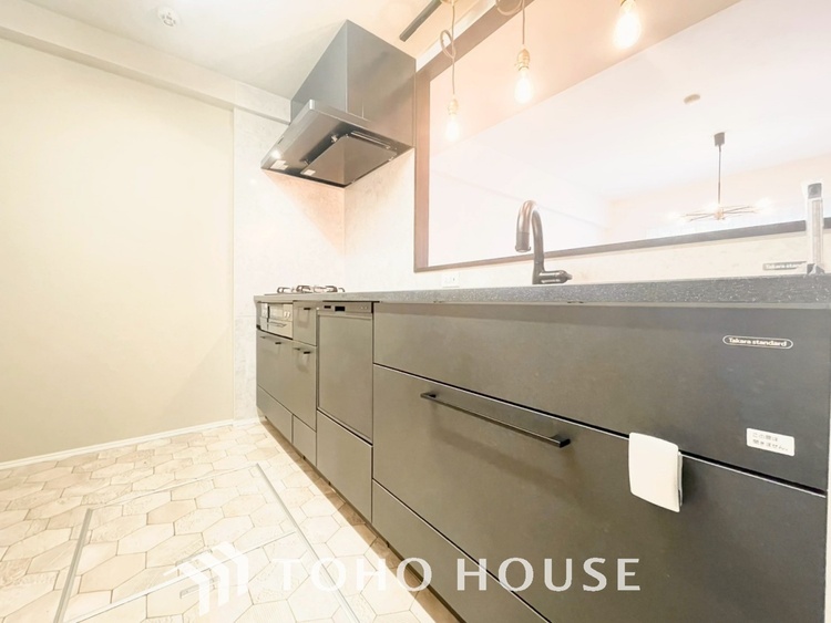 キッチン 【KITCHEN】◆ワクワク◆開放的で機能性も高いシステムキッチン。お子様は毎日のご飯にワクワク！