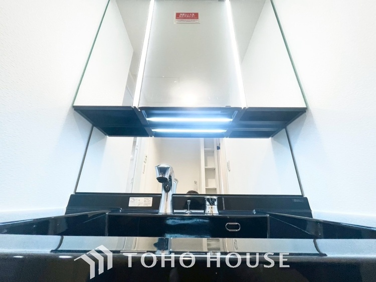 洗面 【WASHROOM】◆快適◆煌びやかな暮らしの中にも忘れたくない快適さ。大きな収納が助けてくれます。