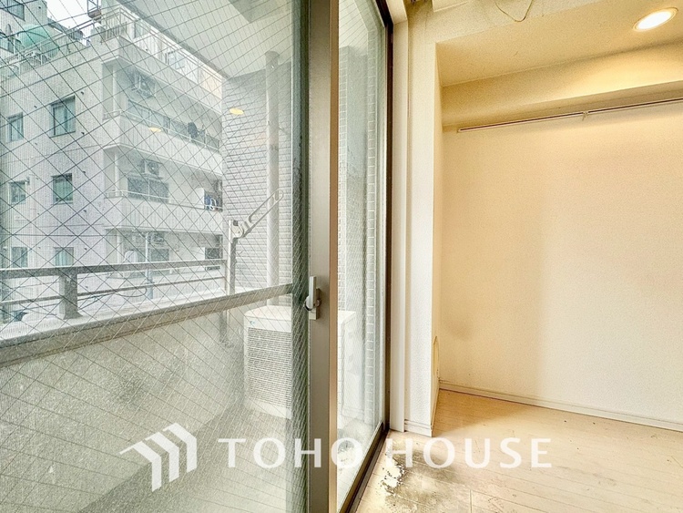 内装 現在改装中◆陽光◆が差し込む。この開放的なLDKに家族の笑顔が集う。家族が一緒に過ごす空間は明るく、そして居心地よく。