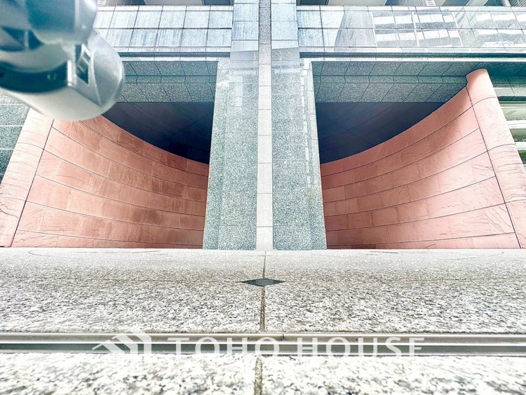 エントランス 【ENTRANCE】◆家族◆家で家族と過ごす時間は限られている。帰りを待つ家族の元へと急ぐときの弾む思い。そんな思いを引き立てる邸宅。