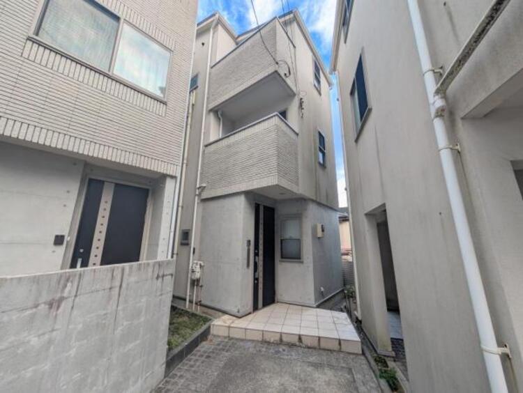 その他 ●〇窓枠から切り取られた写真のような澄み切った光景。季節の移り変わりとともに穏やかな生活〇●