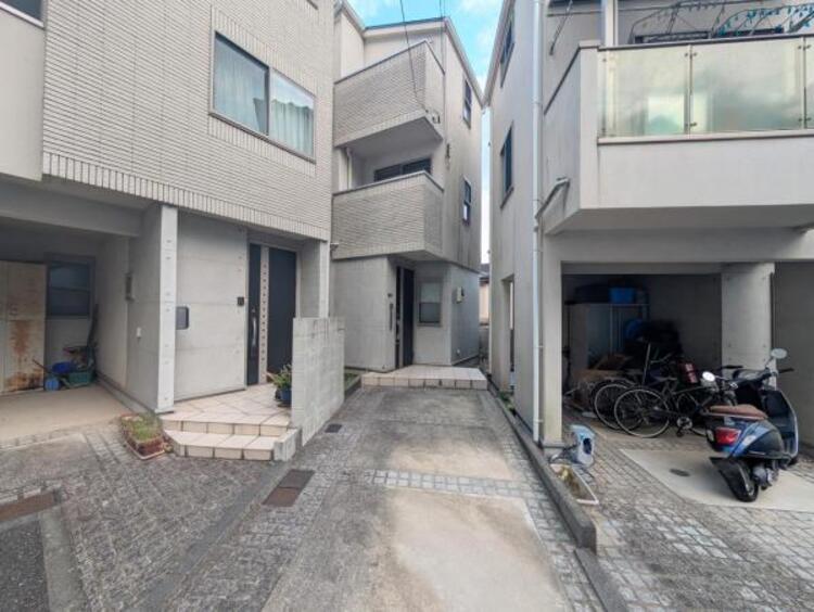 その他 ●〇前面道路は車通りの少ない道路。段差もなくお車の出し入れが苦手な方も駐車しやすそうです〇●