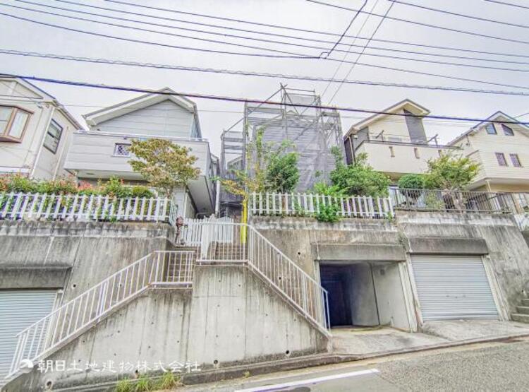 外観 おうちの前面道路は交通量の少ない生活道路で駐車もらくらく。車庫入れ苦手なママや小さなお子様も安心です　何気ない日常の中でストレスの少ない生活はふとした時に大きな満足をきっとあたえてくれます！！