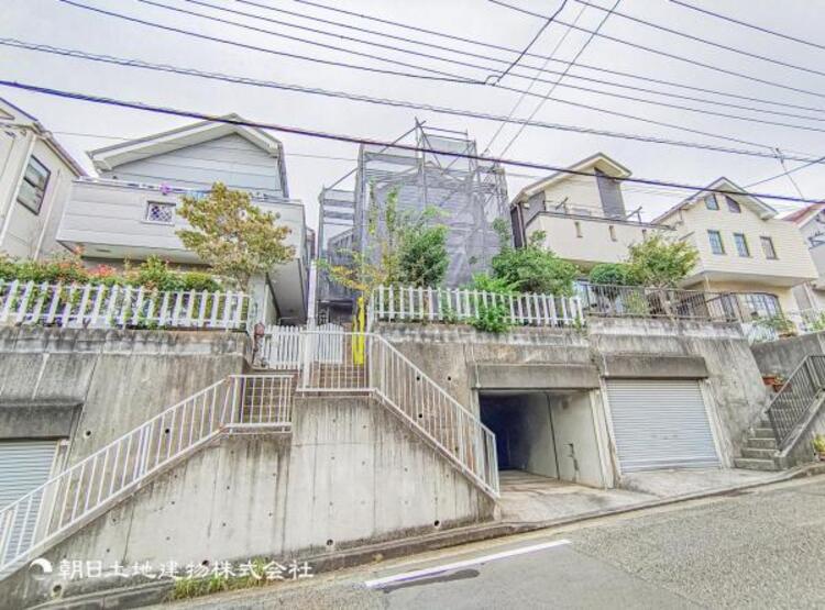 外観 青空を背景にスタイリッシュな外観が住まう人に誇りを与えます。駅周辺施設も利用でき快適生活が送れます！四季を通じて自然と触れ合えるスポットが周辺には沢山あり、お散歩やジョギング週末の遊びにおすすめです。