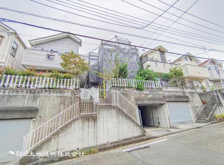 外観 一戸建てを中心とした街並が続き、静かで落ち着いた住環境です。心地よいライフスタイルが実現できる予感。少しでも豊かに、快適に。そんな想いから生まれた本邸宅は、これから先のお住まいをきっと支えてくれます。