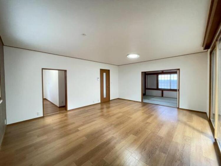 居間 食と憩いのスペースをゆるやかにわけ、生活にめりはりを感じられるLDKです