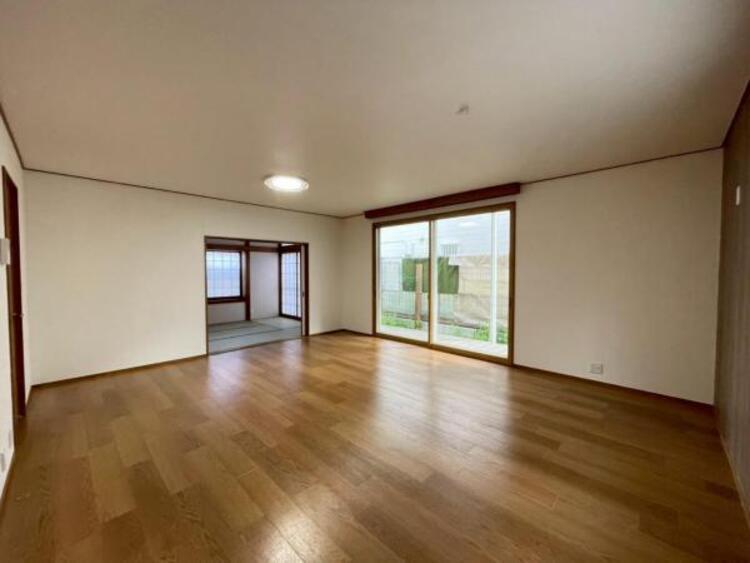 居間 一日の長い時間を過ごすリビング。インテリアを楽しめるゆとりある広さです。 