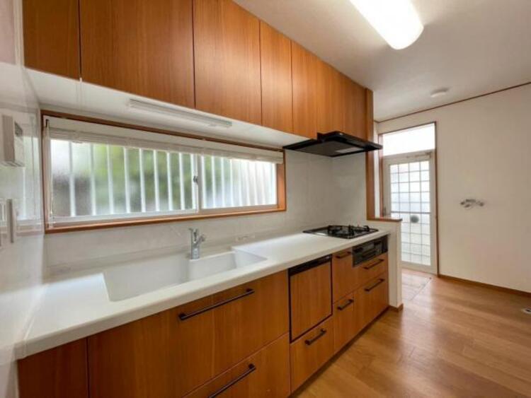 キッチン 食洗機付きのゆとりあるシステムキッチン。嬉しい吊戸棚収納付きです。