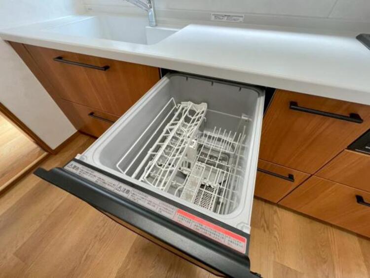 キッチン ビルトイン食洗機で食後の負担を軽減。高温洗浄と乾燥で、手洗いより清潔・快適、経済的です。 