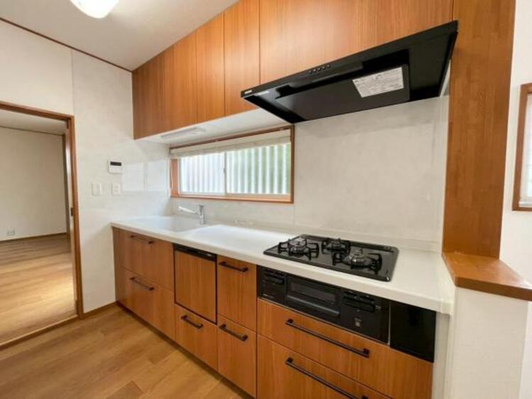 キッチン 広々としたシステムキッチンは、作業スペースがしっかりあり毎日のお料理が快適！ 