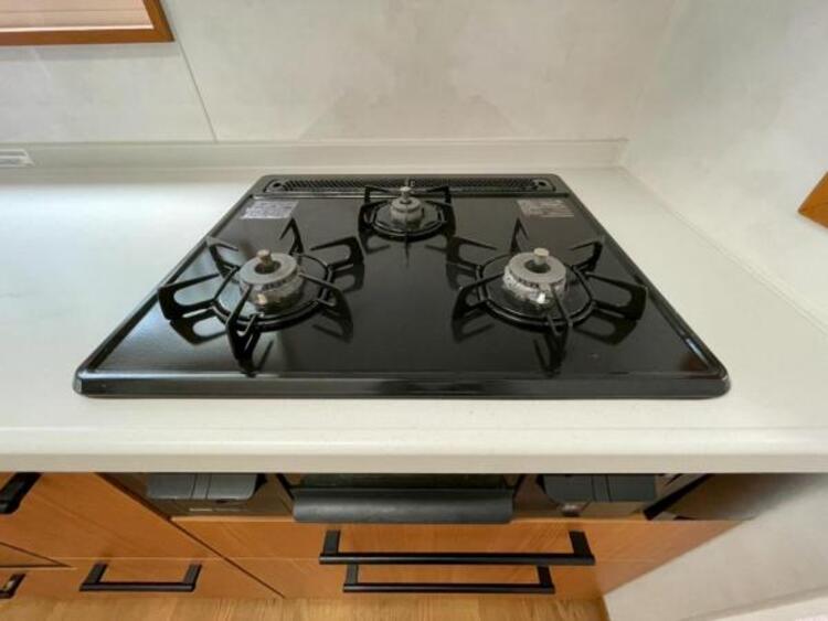 キッチン 毎日の料理に嬉しい3口コンロ。グリルもあり色んなレシピを楽しめそうです。 