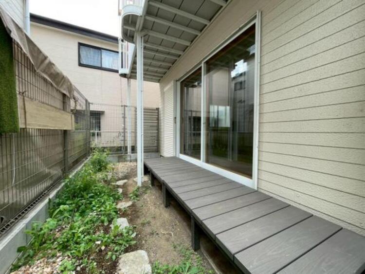 その他 ご家族で腰かけ、ゆったりと過ごせるウッドデッキ。ガーデニングを楽しめるお庭です。