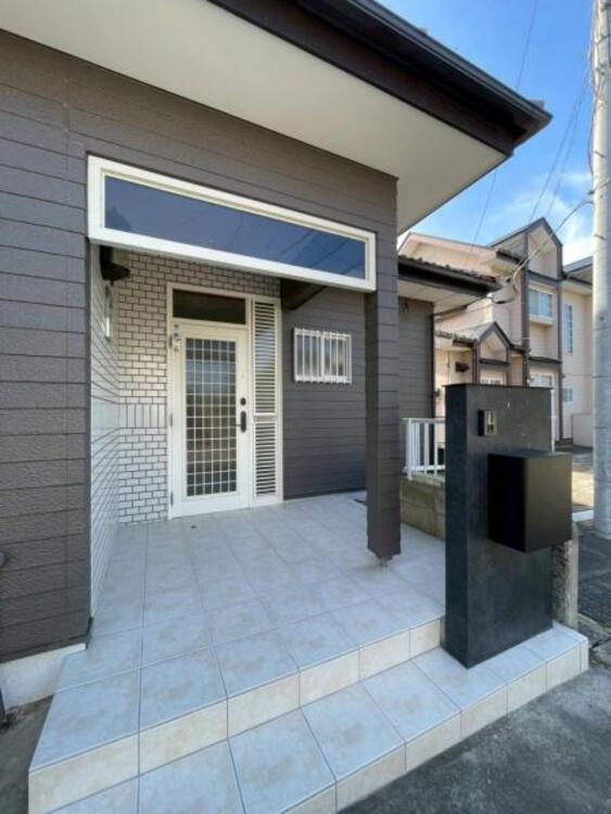 その他 屋根付きの玄関なので、雨の日でも濡れずに開閉できます 