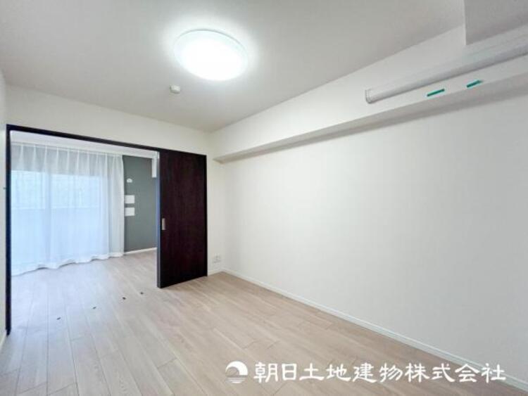 内装 【洋室】人間の感性を育むプライベートルームはシンプルが１番！読書やネット、大切な一人の時間も充実したものにできます。