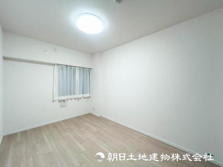 内装 【洋室】一人時間を快適にすごせるように、落ち着いて過ごせる癒しと寛ぎの空間が欲しい。そんな願いを叶えました。