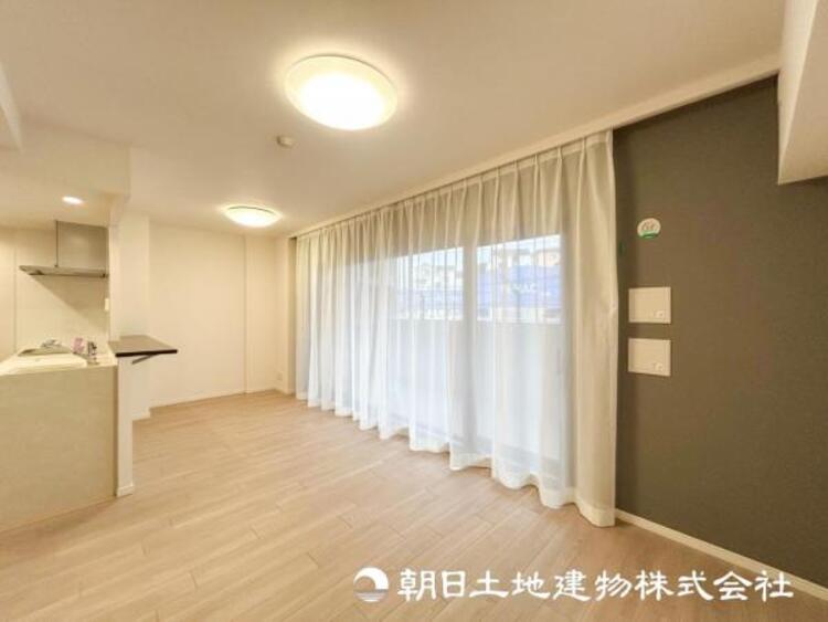 居間 【リビング】大切なご家族、招いた友人と過ごすひと時を溢れる光が優しく包み込む空間。充実した住空間は心を豊かにします。