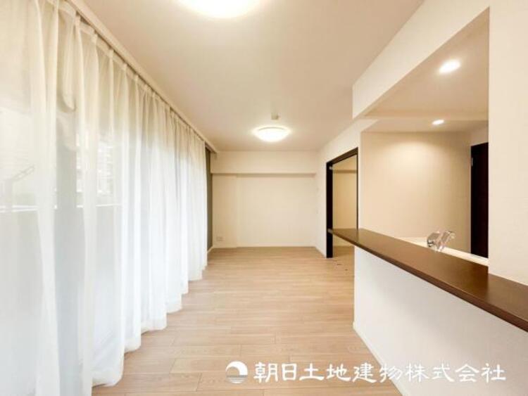 居間 【リビング】リビングにはみんなが集い食事や楽しい会話でついつい時を忘れてしまう。そんな束の間の幸せを感じさせてくれる場所。