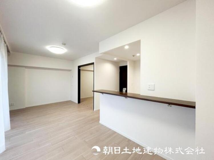 居間 【リビング】開放的で明るい空間が広がるLDK。リビングには潤沢な太陽が降り注ぎ、爽やかな住空間を演出できます。