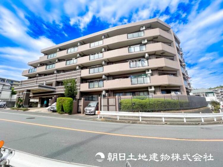 外観 【外観写真】家族の色を映し出す洗練された邸宅は、ずっと輝き続けながらいつしか街の風景に溶け込んでいきます。