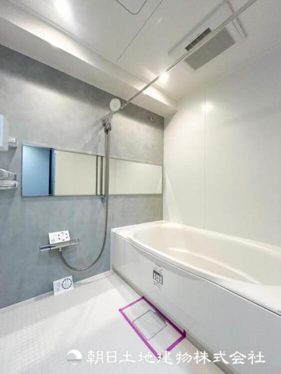 風呂 【浴室】1日の疲れを癒すバスタイム。心地よいリラックスを叶える独立した美しい空間です。心からゆったりと寛いでいただけます。