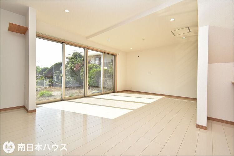 居間 【リビング】南向きの窓から明るい日が差すリビングです♪