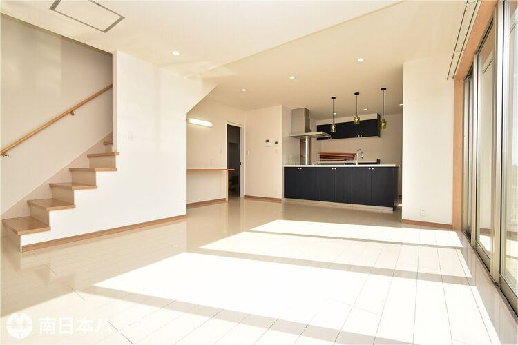 居間 【リビング】リビング階段になっています♪ワークスペースもあります♪