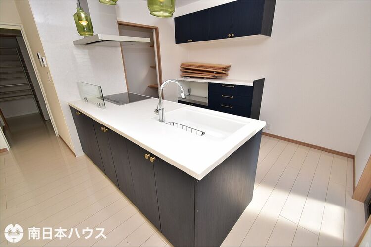 キッチン 【キッチン】オープンキッチンで調理中もリビングを見渡せます♪