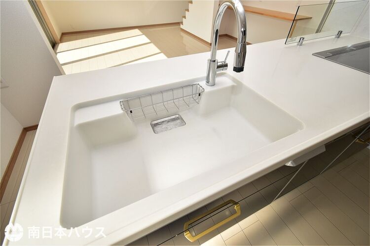 その他 【シンク】人工大理石のシンクと天板に継ぎ目がなくお掃除がしやすくなっています♪