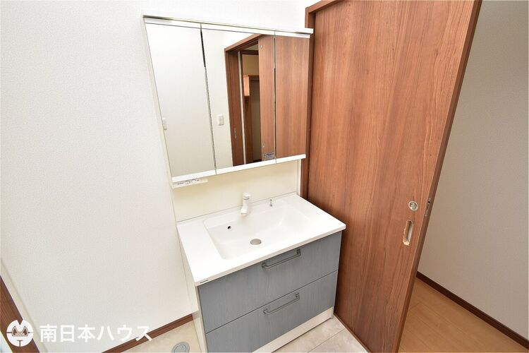 その他 【洗面台】3面鏡の洗面台です！