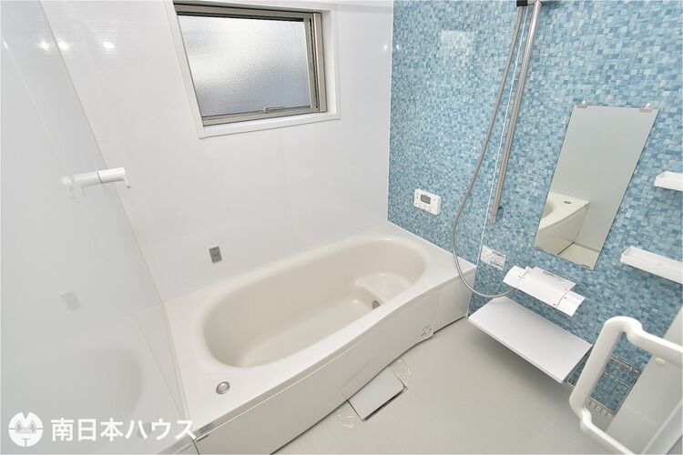 風呂 【浴室】2階浴室！浴室暖房乾燥機付き！小窓付きで自然換気ができます♪