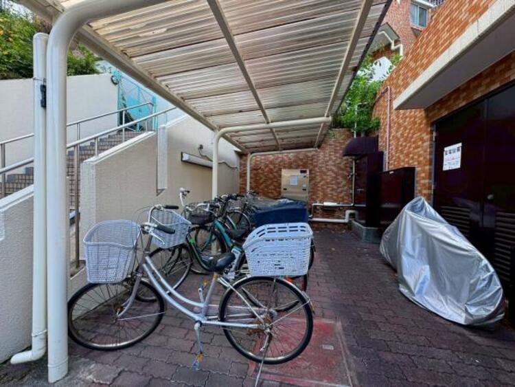 その他 雨の日も安心。屋根付き駐輪場で大切な自転車を快適に保管できます。