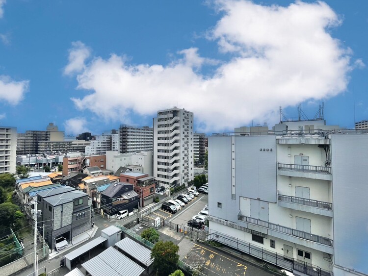 バルコニー 窓を開けると広がる青空。心をリフレッシュして日々を過ごしていきましょう。