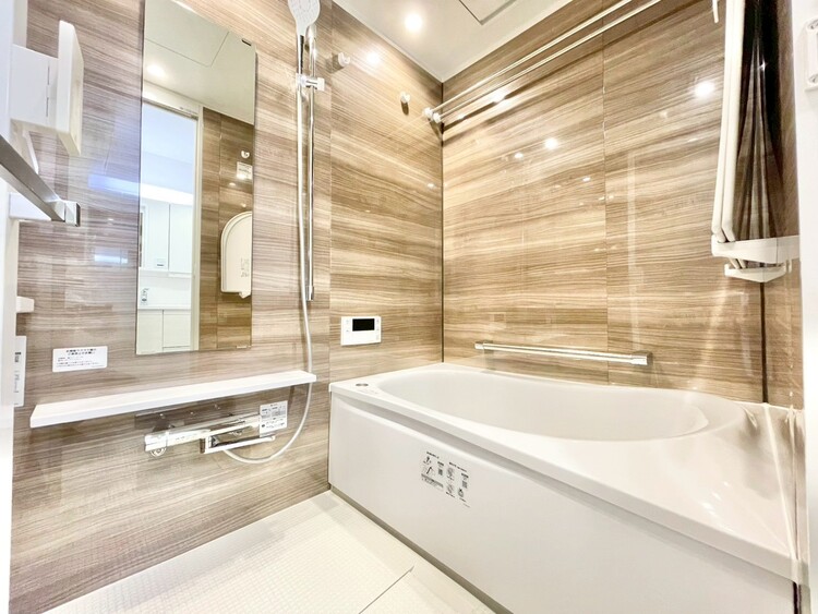 風呂 一日の疲れを癒すバスルームは、心地よいリラックスを叶える清潔感溢れる空間です。