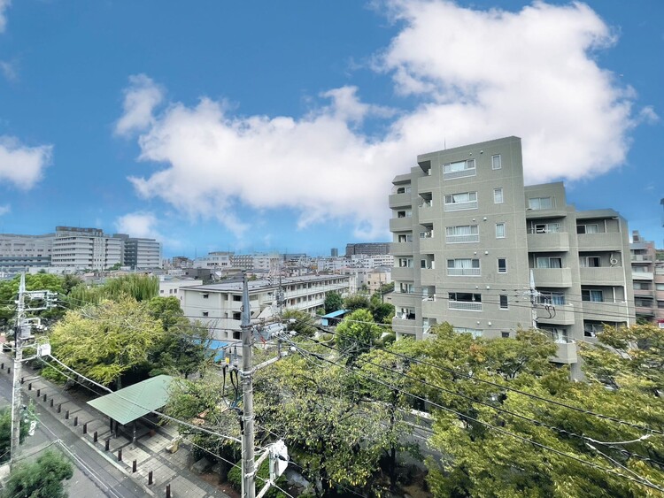 バルコニー 窓を開けると広がる青空。心をリフレッシュして日々を過ごしていきましょう。