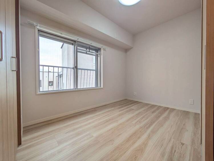 寝室 ベッドも十分に設置するスペースがあります。