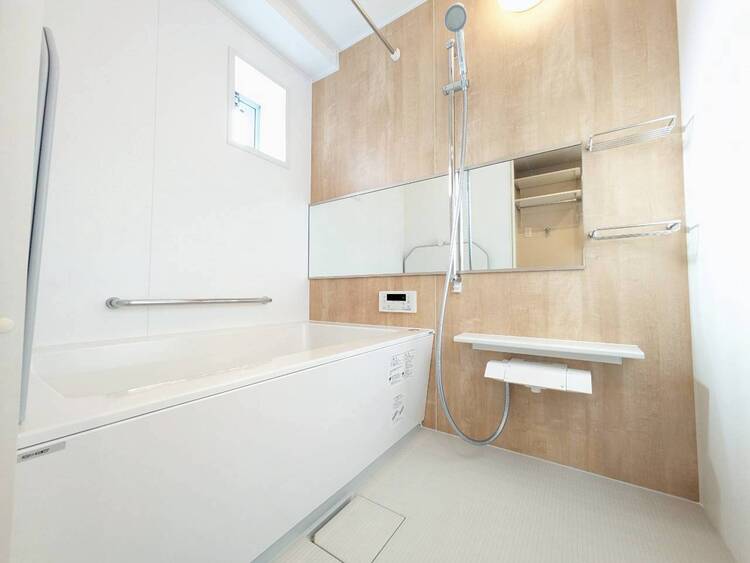 風呂 一日の疲れを癒すバスルームは、心地よいリラックスを叶える清潔感溢れる空間です。