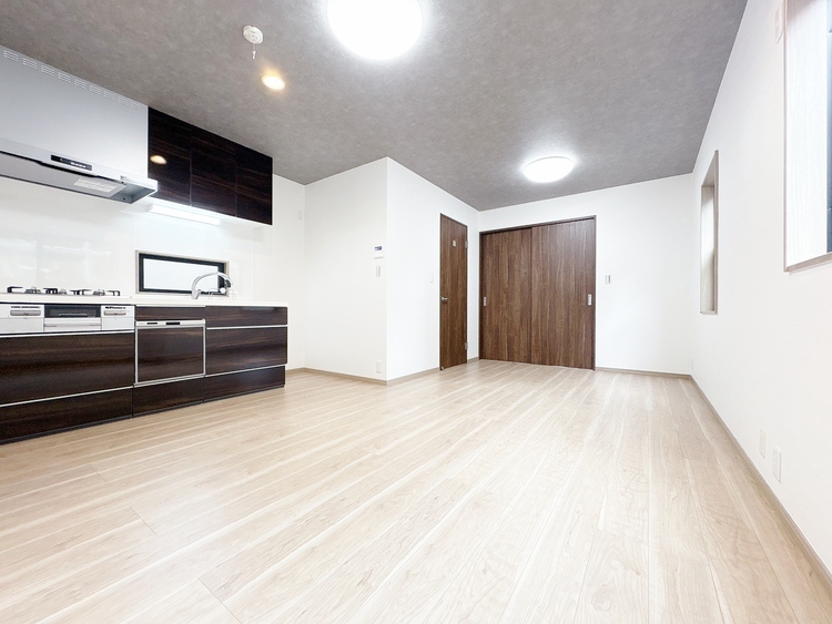 居間 飾り過ぎないシンプルな内装と偏り過ぎないデザインで統一しました。